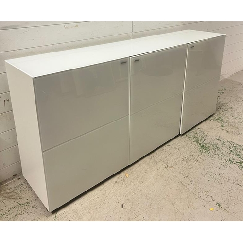 190 - A white gloss long sideboard with press close doors opening to shelves (H82cm W180cm D40cm)