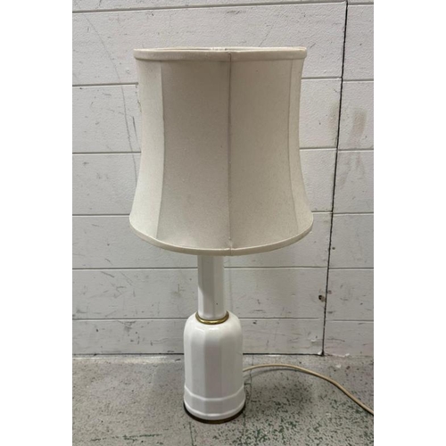 240 - A vintage Danish Heidbig table lamp in white with brass banding