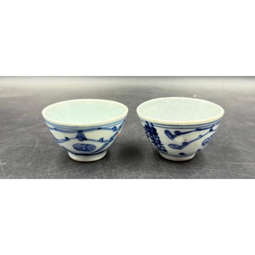 293 - A pair of late 18th century Chinese tea bowls