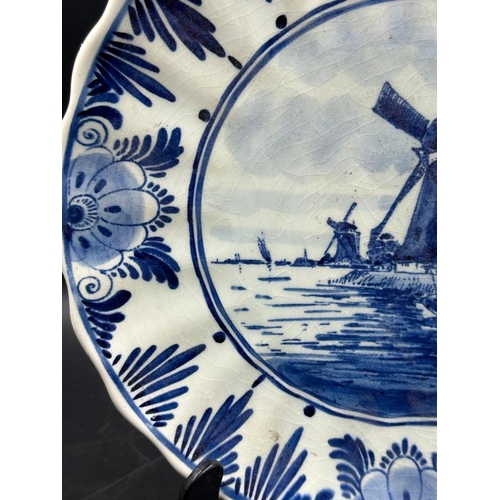 332 - A Delft plate with central windmill