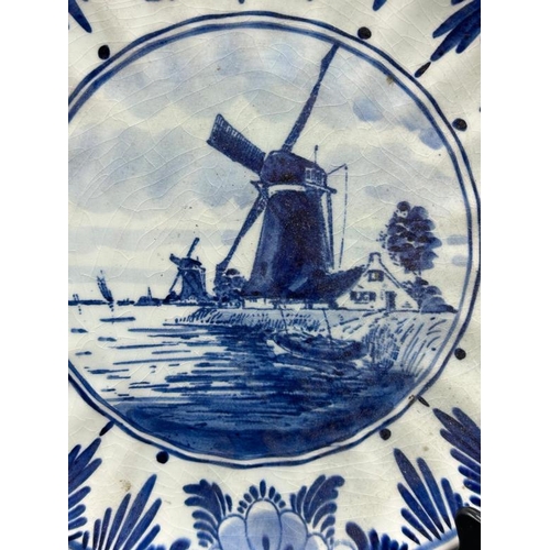 332 - A Delft plate with central windmill