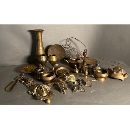 368 - A quantity of brass to include a door knocker, kettles and a vase.