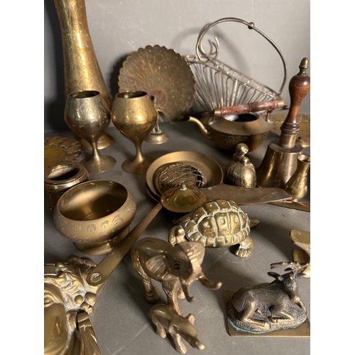 368 - A quantity of brass to include a door knocker, kettles and a vase.