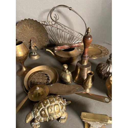 368 - A quantity of brass to include a door knocker, kettles and a vase.