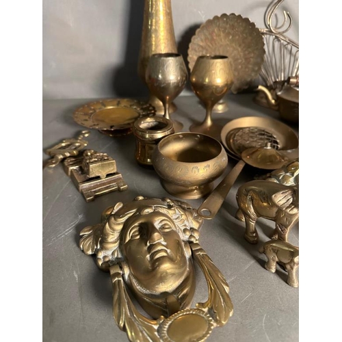 368 - A quantity of brass to include a door knocker, kettles and a vase.