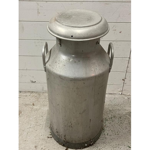 398 - A vintage milk churn and metal bath bucket (H78cm)