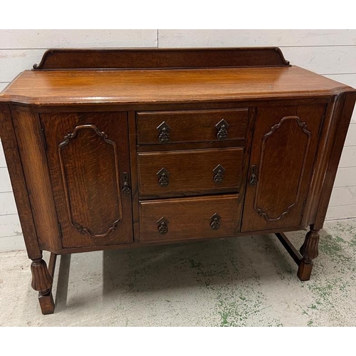 44 - An oak sideboard with drawers to centre flanked by cupboards (H105cm