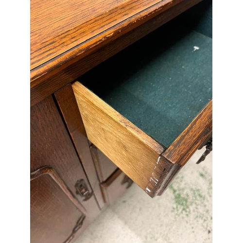 44 - An oak sideboard with drawers to centre flanked by cupboards (H105cm