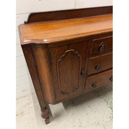 44 - An oak sideboard with drawers to centre flanked by cupboards (H105cm