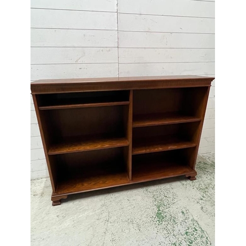 45 - A mahogany open bookcase (H100c W136cm D30cm)