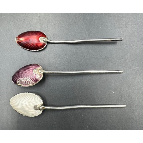 470 - A selection of silver plate items to include three silver teaspoons