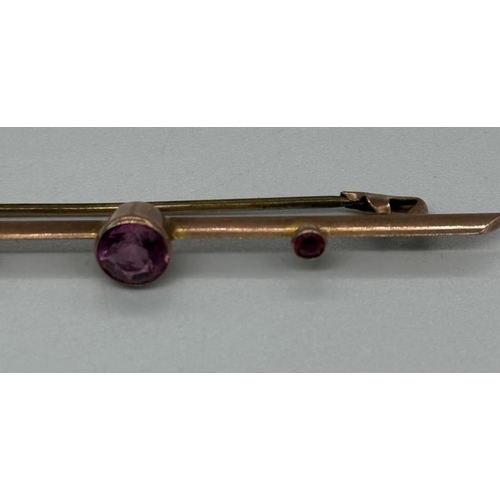 483 - A 9ct gold brooch with three amethyst style stones, approximate weight 2.9g