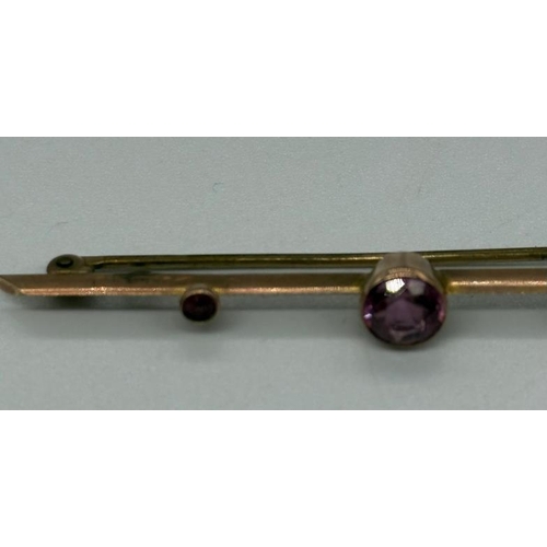 483 - A 9ct gold brooch with three amethyst style stones, approximate weight 2.9g