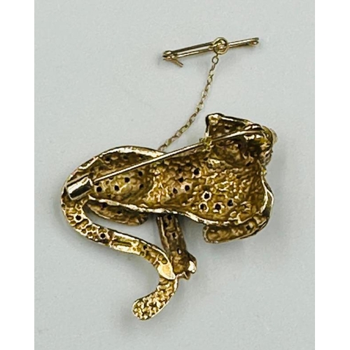 499 - A 9ct gold leopard brooch with ruby eyes and diamond style collar, approximate weight 10.8g and safe... 