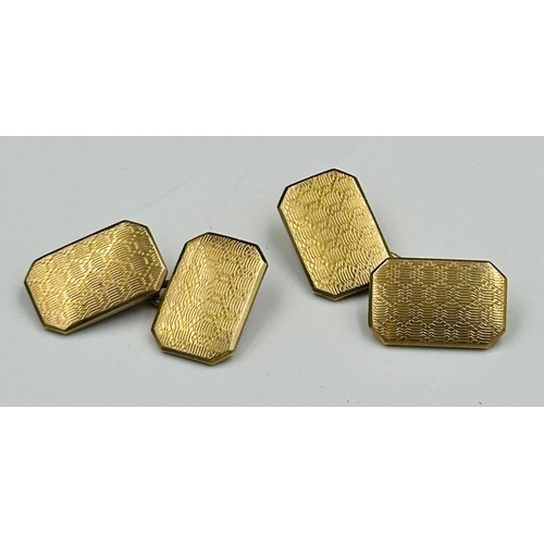 573 - A pair of 9ct gold cuff links with an approximate weight of 9.1g