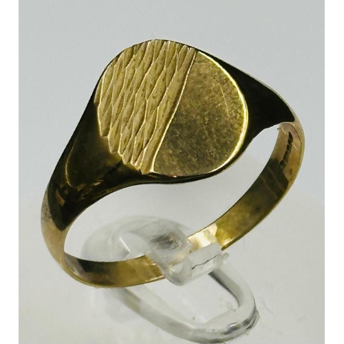 574 - A 9ct gold signet ring, approximate total weight 2.6g size Y