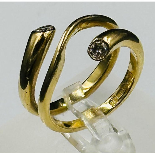 581 - An 18ct gold snake style diamond ring with an approximate size O with diamonds at either end, approx... 