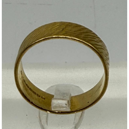 613 - An 18ct gold wedding band with an approximate weight of 4.3g