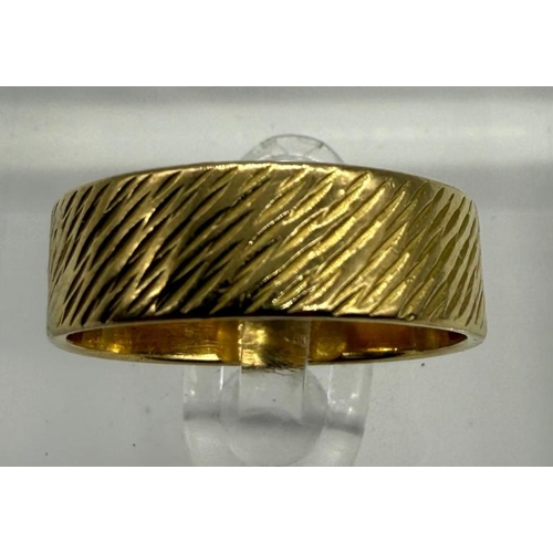 613 - An 18ct gold wedding band with an approximate weight of 4.3g