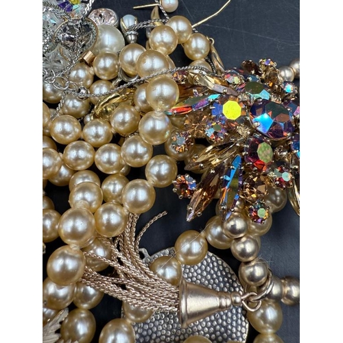 634 - A quantity of quality costume jewellery various styles