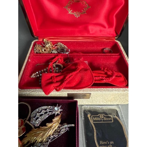 642 - A selection of quality costume jewellery in three jewellery boxes, various designs, condition and ma... 