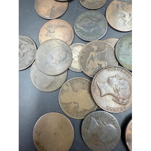 670 - A selection of Victoria coinage to include pennies and shillings