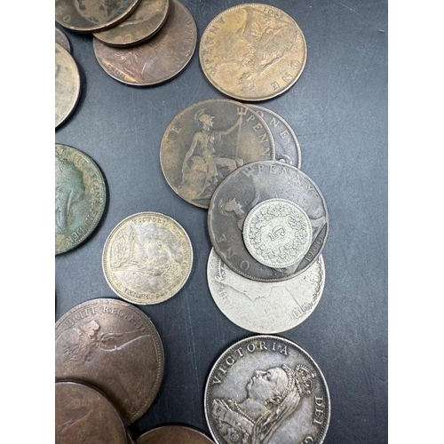 670 - A selection of Victoria coinage to include pennies and shillings