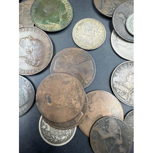 670 - A selection of Victoria coinage to include pennies and shillings