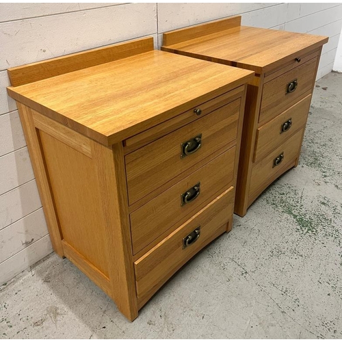 79 - A pair of bedside cabinets with drawers (H73cm W61cm D47cm)