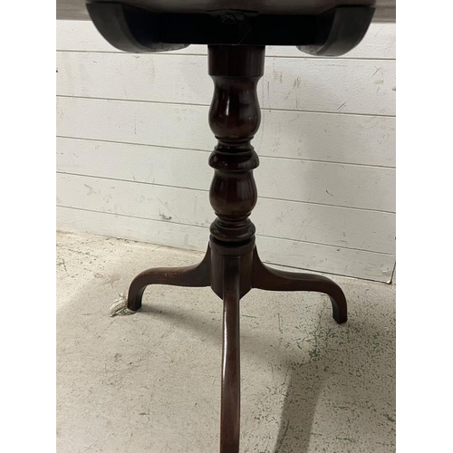 164 - Georgian mahogany side table with out swept legs (H70cm Dia76cm)