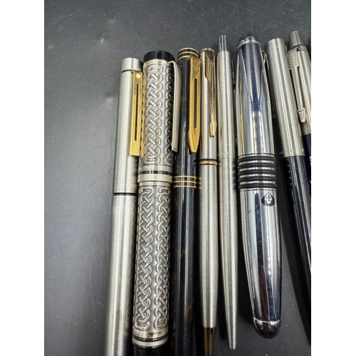 441 - A quantity of fountain and ball point pens to include Parker, Watermans and Sheaffer