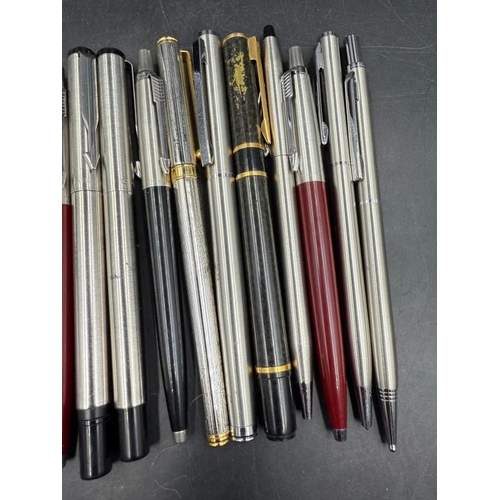 441 - A quantity of fountain and ball point pens to include Parker, Watermans and Sheaffer