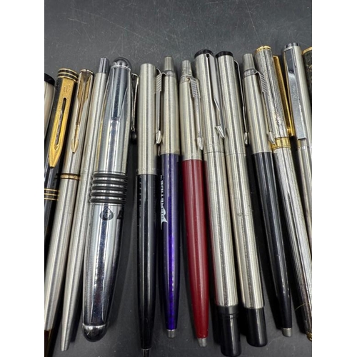 441 - A quantity of fountain and ball point pens to include Parker, Watermans and Sheaffer