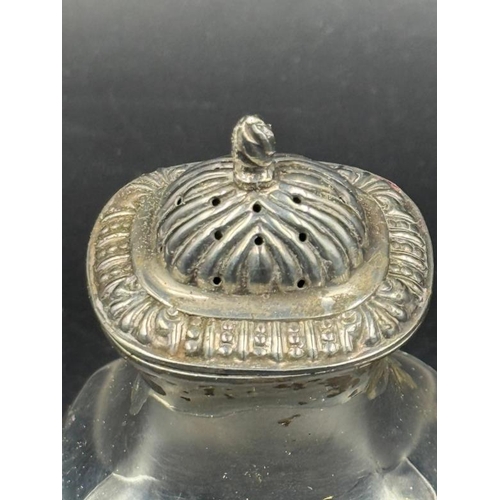 462 - A Birmingham silver pepper pot, approximate weight 61g by Horace Woodward & Co 1914