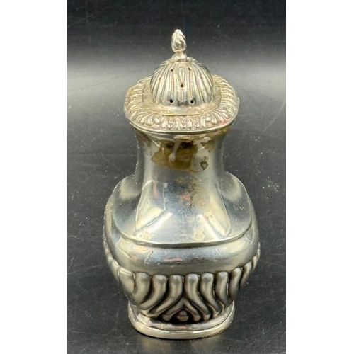 462 - A Birmingham silver pepper pot, approximate weight 61g by Horace Woodward & Co 1914