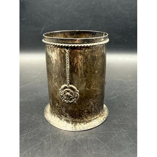 463 - A hallmarked silver holder with hammered interior, approximate weight 110g and Birmingham 1923 AF