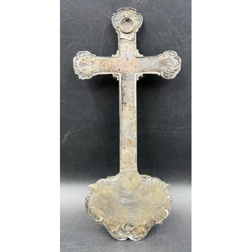 489 - A vintage hammered silver wall hanging crucifix font marked 800 (H24cm)