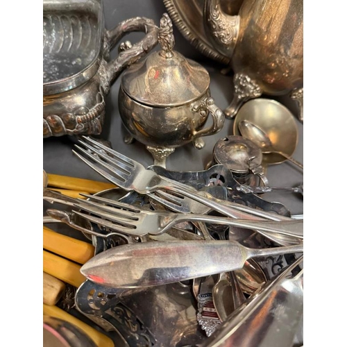 515 - A collection of silverplate to include flatware, coffee pot and trays etc