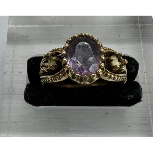 532 - A 14ct gold ring with a central amethyst stone and missing side stones, size M