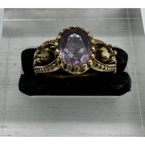 532 - A 14ct gold ring with a central amethyst stone and missing side stones, size M