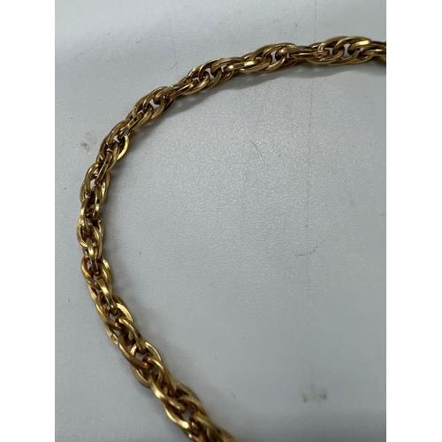 535 - A gold necklace, rope chain, with a drop of 25cm