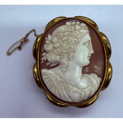 538 - A Pinchbeck, Cameo of woman in a classical pose, brooch with safety chain