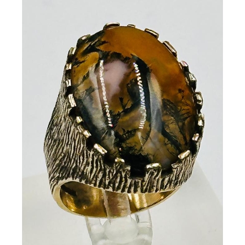 554 - A 9ct gold ring with bark style mount and agate stone, approximate size P and weight 14.6g