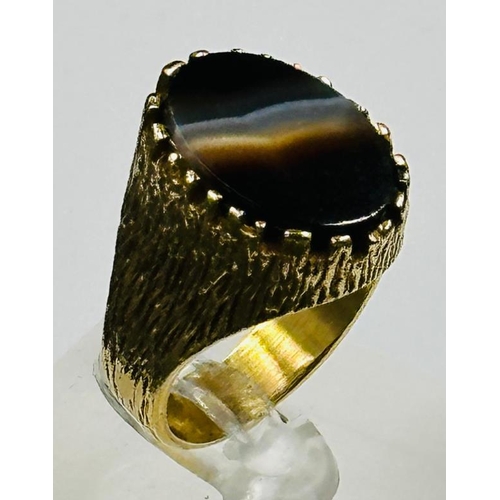 555 - A 9ct gold ring with agate stone, approximate size R and weight 11.7g