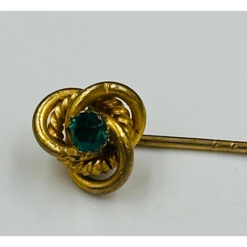 564 - A green stone, yellow metal lapel pin.