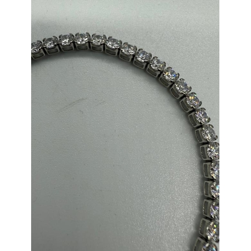 614 - A classic style 14k white gold tennis bracelet with 6.76 cttw diamond. Colour and Clarity: F-G, VS2-... 