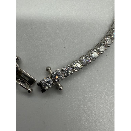 614 - A classic style 14k white gold tennis bracelet with 6.76 cttw diamond. Colour and Clarity: F-G, VS2-... 