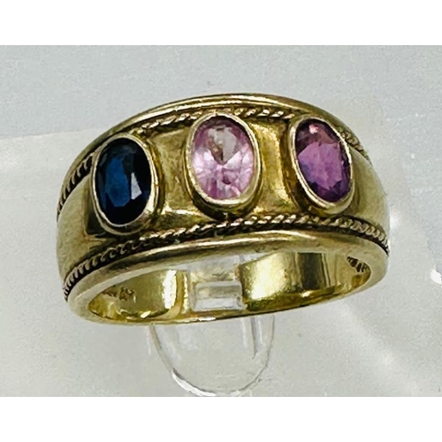 616 - A 9ct gold ring with three amethyst style stones, approximate weight 5.8g, size Q