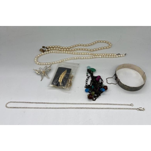 638 - A selection of costume jewellery to include pearl necklace, silver bangle etc