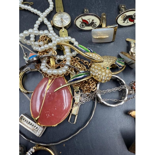 641 - A selection of quality costume jewellery, to include gold plated bracelet, watch, rings and a select... 